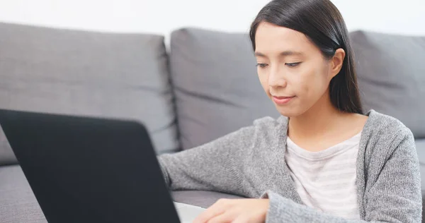 Donna Che Utilizza Computer Portatile Casa — Foto Stock