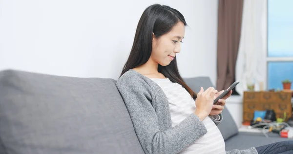 Mujer Embarazada Usando Teléfono Celular Casa — Foto de Stock