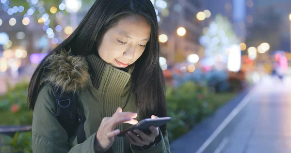 Donna Utilizzando Smartphone Notte — Foto Stock