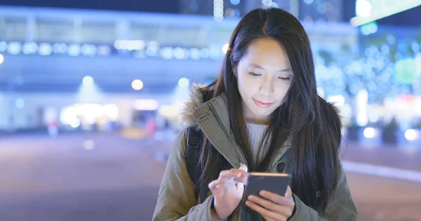 妇女在夜间使用移动电话 — 图库照片