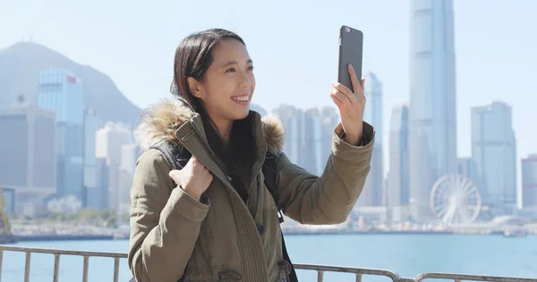 Женщина Принимающая Видеозвонок Мобильный Телефон Гонконге — стоковое фото