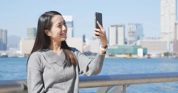 Femme Faisant Appel Vidéo Sur Téléphone Portable Hong Kong — Photo