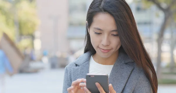 Zakenvrouw Met Smartphone Straat — Stockfoto