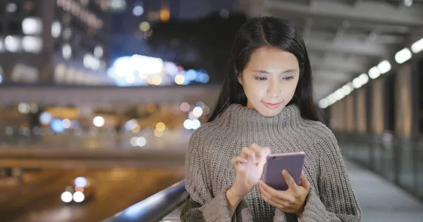 Mujer Usando Smartphone Ciudad Por Noche —  Fotos de Stock
