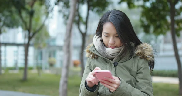 휴대폰으로 메시지를 보내는 — 스톡 사진