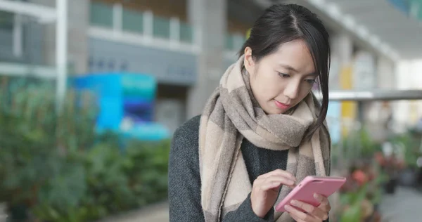 Mujer Usando Smartphone Campus —  Fotos de Stock