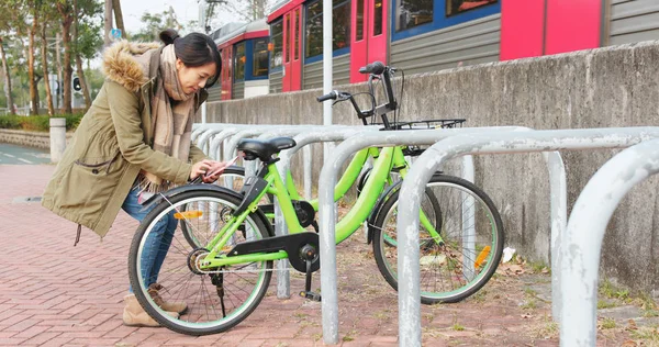 Donna Che Utilizza Condividere Bicicletta Città — Foto Stock