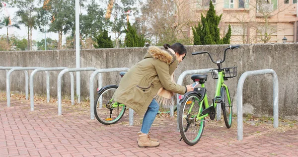 市における共有自転車を用いた女性 — ストック写真