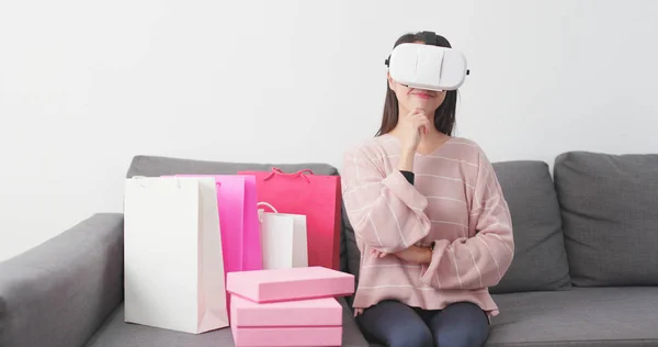 Женщина Использующая Виртуальную Реальность Онлайн Покупок — стоковое фото