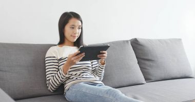 evde tablet bilgisayar kullanan kadın 