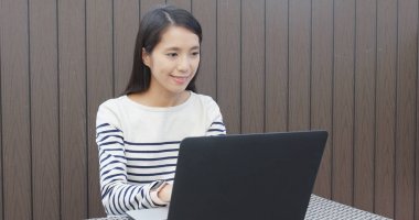 Dizüstü bilgisayar üzerinde kadın çalışma 