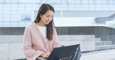 vrouw met behulp van zakboekje computer 