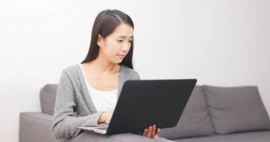 evde dizüstü bilgisayar üzerinde çalışan kadın 