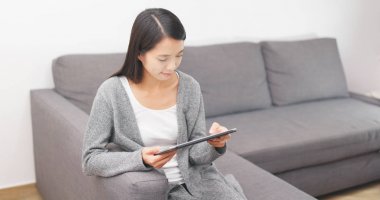 Tablet bilgisayar kullanan kadın 