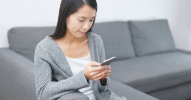 cep telefonu evde kullanan kadın 