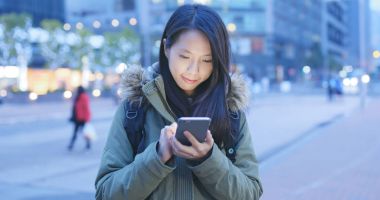 Kadın telefonda geceleri okumak. 