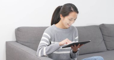 Tablet bilgisayar kullanan kadın 