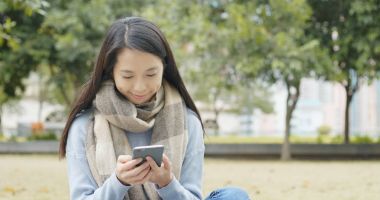 Şehirde cep telefonu kullanan bir kadın. 