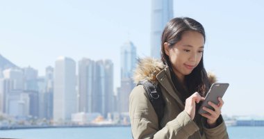 Hong Kong Smartphone kullanan kadın 