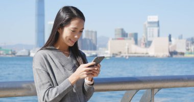 Hong Kong cep telefonu kullanan kadın 