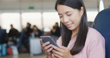 Feribotla cep telefonu kullanan kadın 