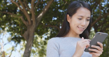 Cep telefonundan mesaj gönderen kadın 