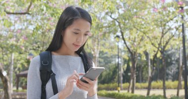 Cep telefonu kullanan kadın 