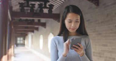 Çin bahçede cep telefonu kullanan kadın 