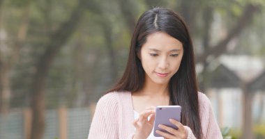 Cep telefonu kullanan kadın 