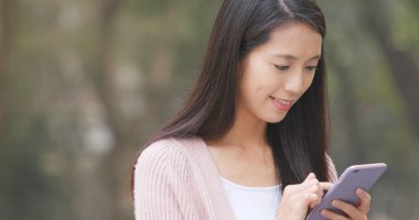 Cep telefonu kullanan kadın 