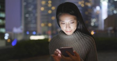 cep telefonuyla şehirde gece kadın 