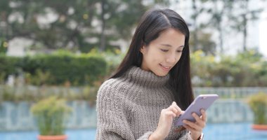 Cep telefonu kullanan kadın 