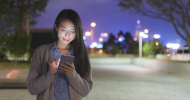 Asyalı genç kadın Smartphone kullanarak 