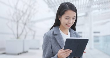 Tablet bilgisayarda çalışan iş kadını 