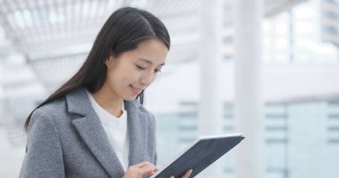 Tablet bilgisayarda çalışan iş kadını 