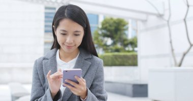 Şehirde cep telefonu kullanan kadın 