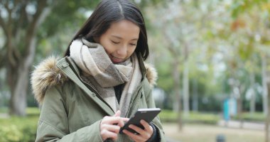 Akşam cep telefonu kullanan kadın 