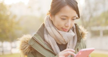 Güneş patlaması altında cep telefonu kullanan kadın 