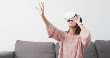 Asyalı kadın oyun Vr cihazı ile 