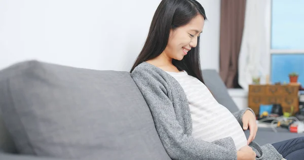 妊娠中の女性を見て彼女の赤ちゃん — ストック写真
