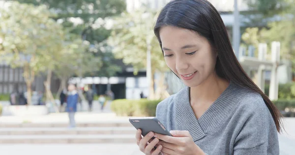 Vrouw Met Behulp Van Smartphone Buiten — Stockfoto