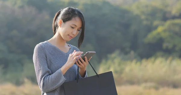 Kobieta Trzyma Telefon Papieru Torby — Zdjęcie stockowe