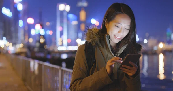 Jovem Mulher Usando Celular Hong Kong Noite — Fotografia de Stock