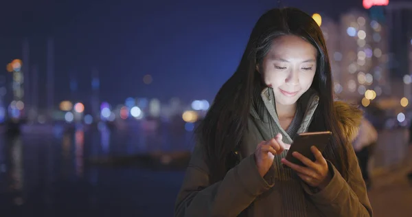 Mujer Usando Celular Ciudad Por Noche — Foto de Stock