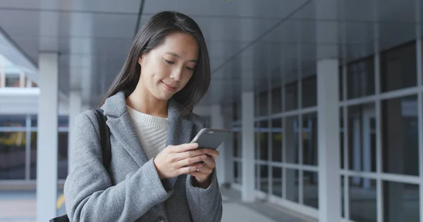 Азиатская Предпринимательница Помощью Мобильного Телефона Открытом Воздухе — стоковое фото