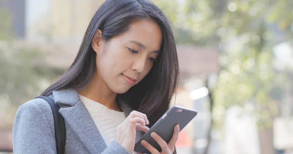 Affärskvinna Med Smartphone Utomhus — Stockfoto