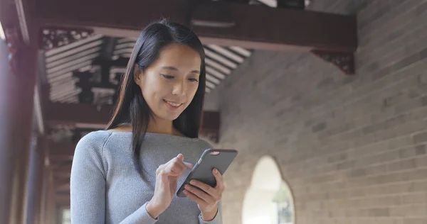 Vrouw Met Behulp Van Mobiele Telefoon Chinese Tuin — Stockfoto