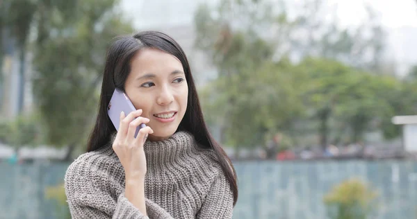 Γυναίκα Μιλάει Στο Κινητό Τηλέφωνο Εξωτερικούς Χώρους — Φωτογραφία Αρχείου