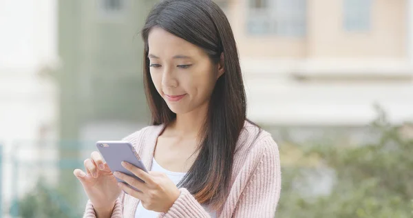 Mulher Usando Smartphone Livre — Fotografia de Stock