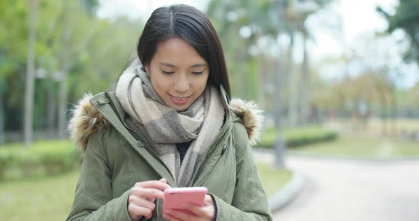 在公园使用移动电话的女人 — 图库照片